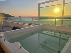Cobertura com vista espetacular para o mar jacuzzi e churrasqueira